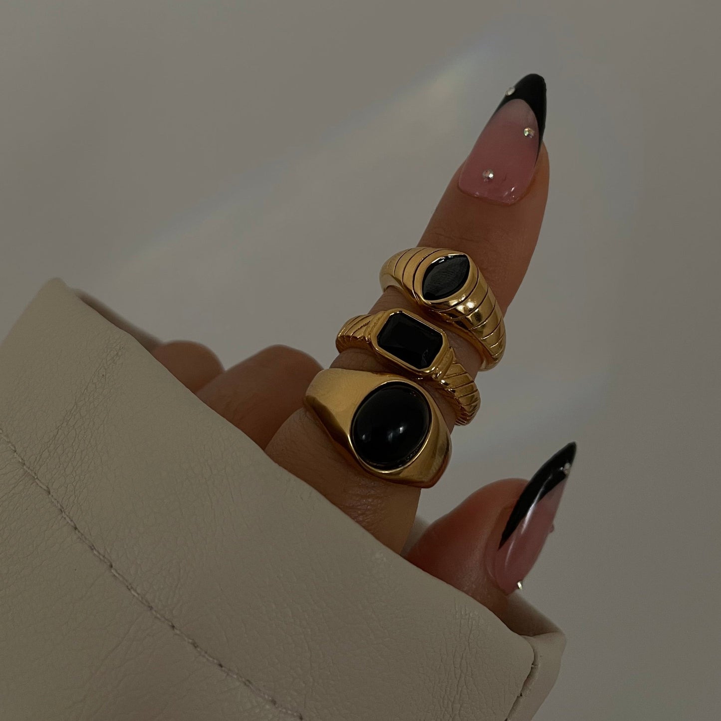 Anillo Nicee dorado negro